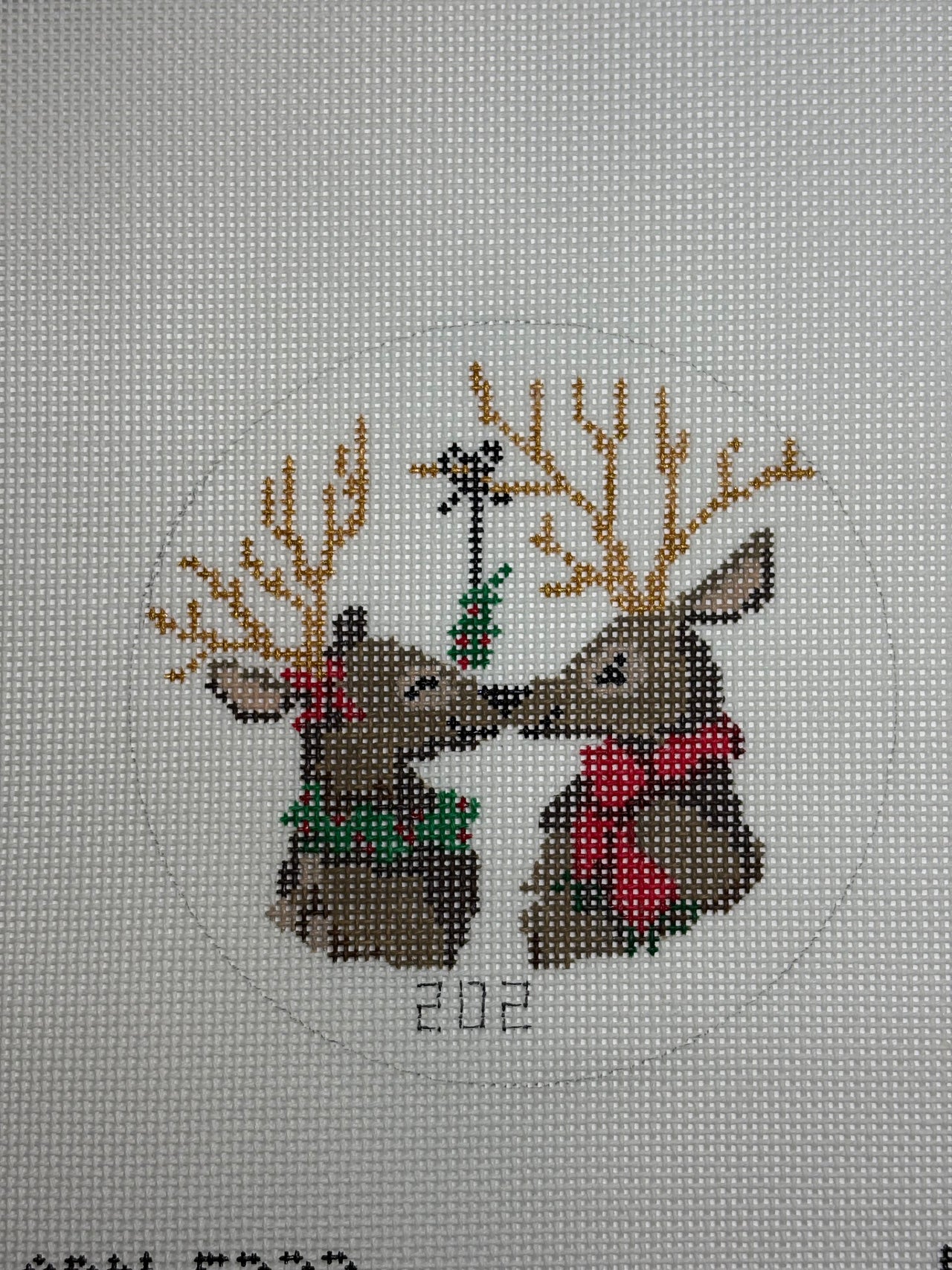 LL-ORN-5232 Kissing Reindeer Round - MKT2