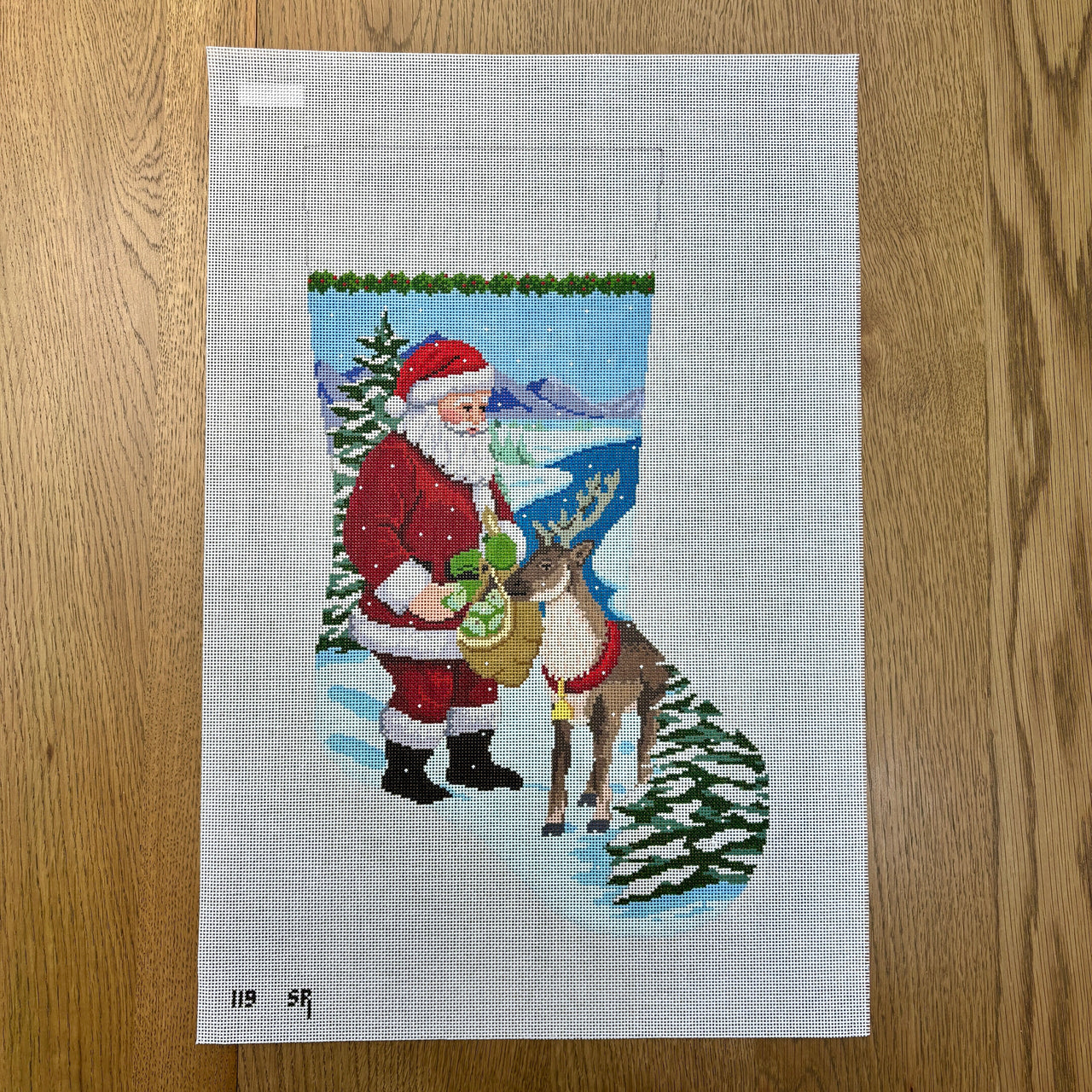 SR0119 Santa Feeding Apples To Reindeer, Stocking - TS