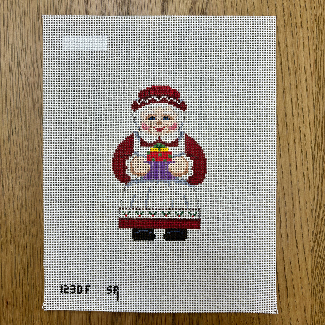 SR1230F Mrs. Claus with Presents - 18 mesh - TS