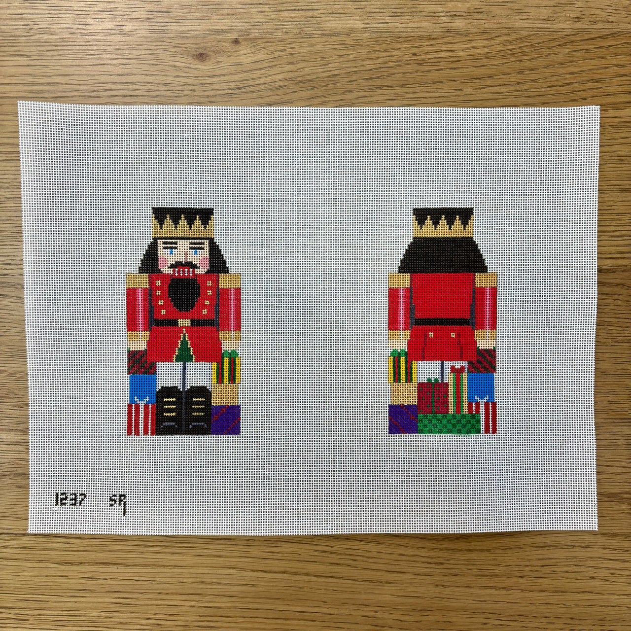 SR1237 Nutcracker with Present, 2 Sided - 18 mesh - TS