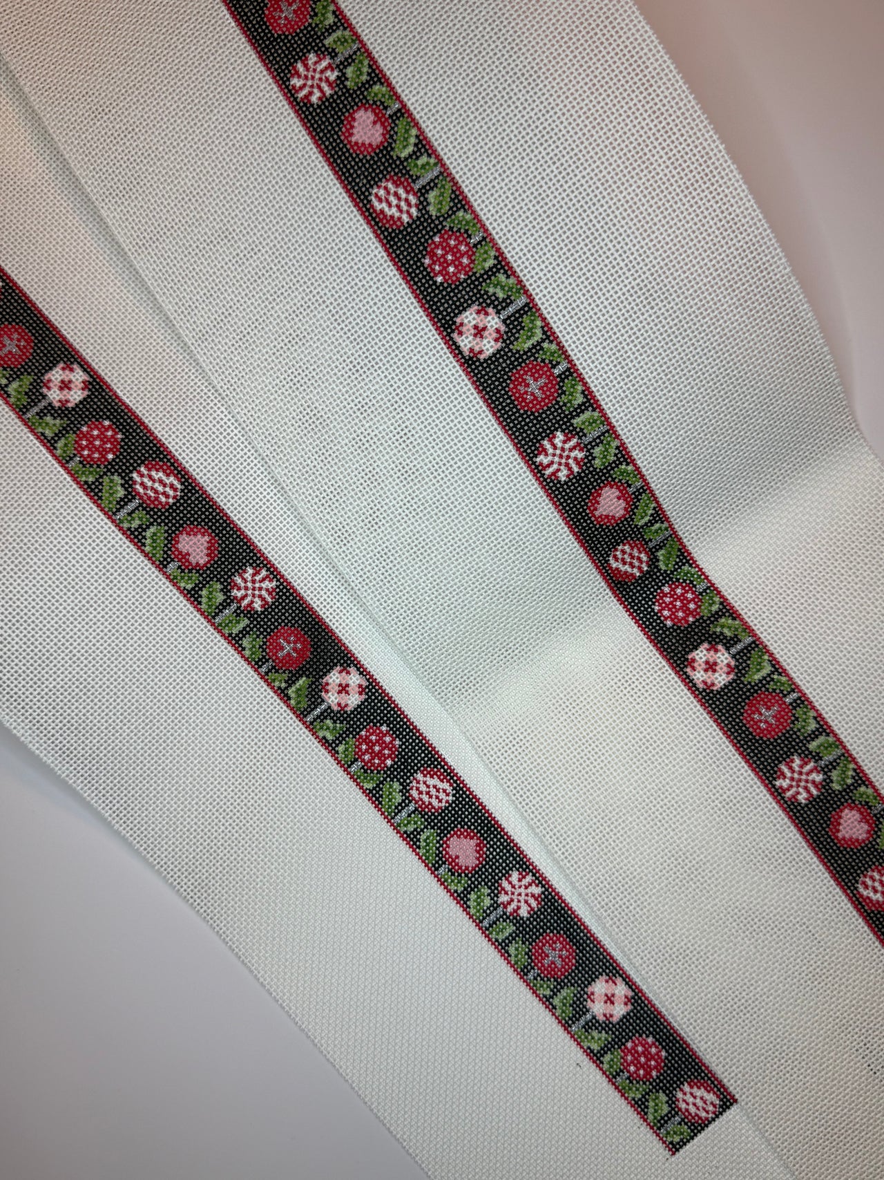 GETD104 Red and White Ornament Garland Belt - MKT
