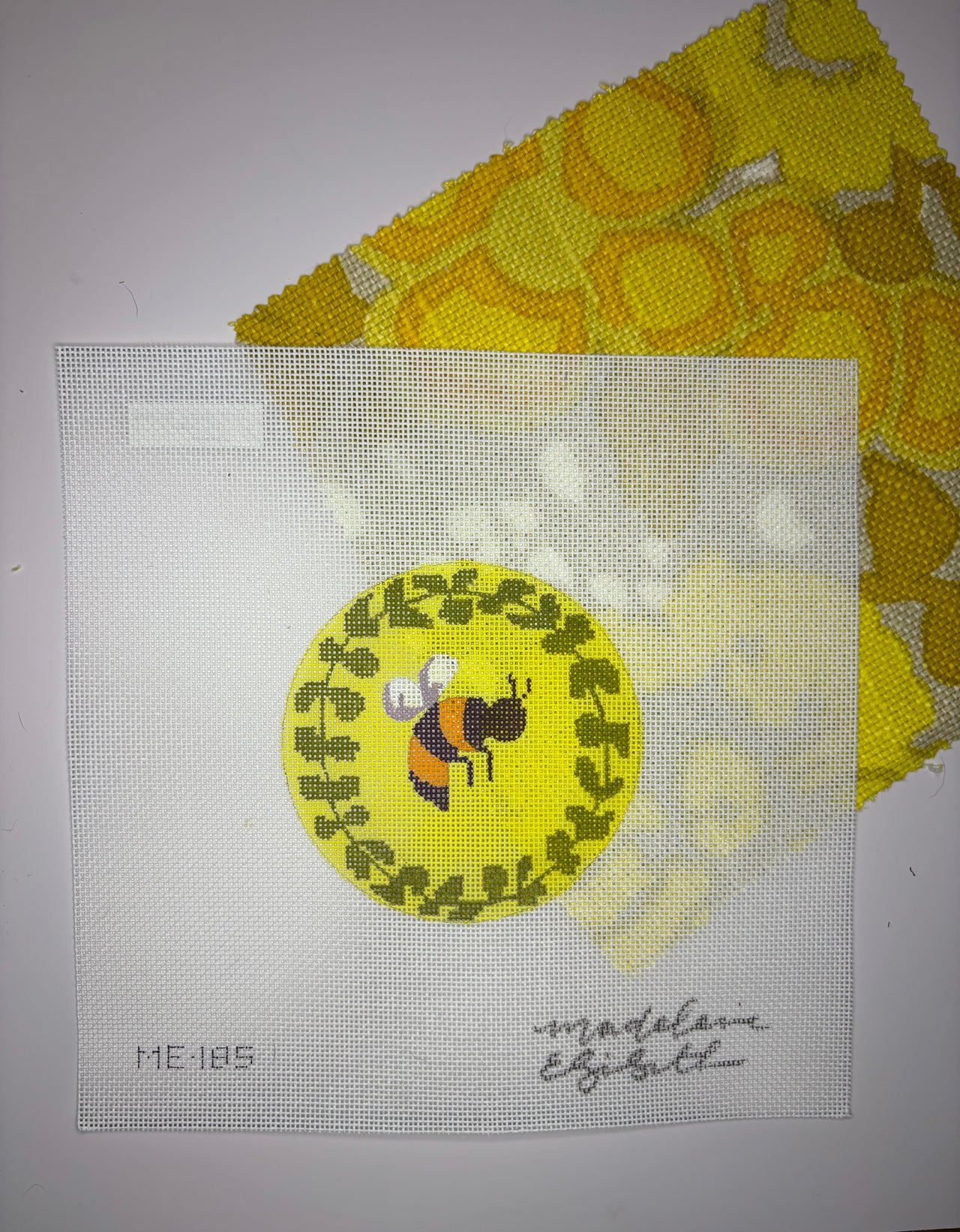 ME-185 Bee Round with Coordinating Vintage Fabric