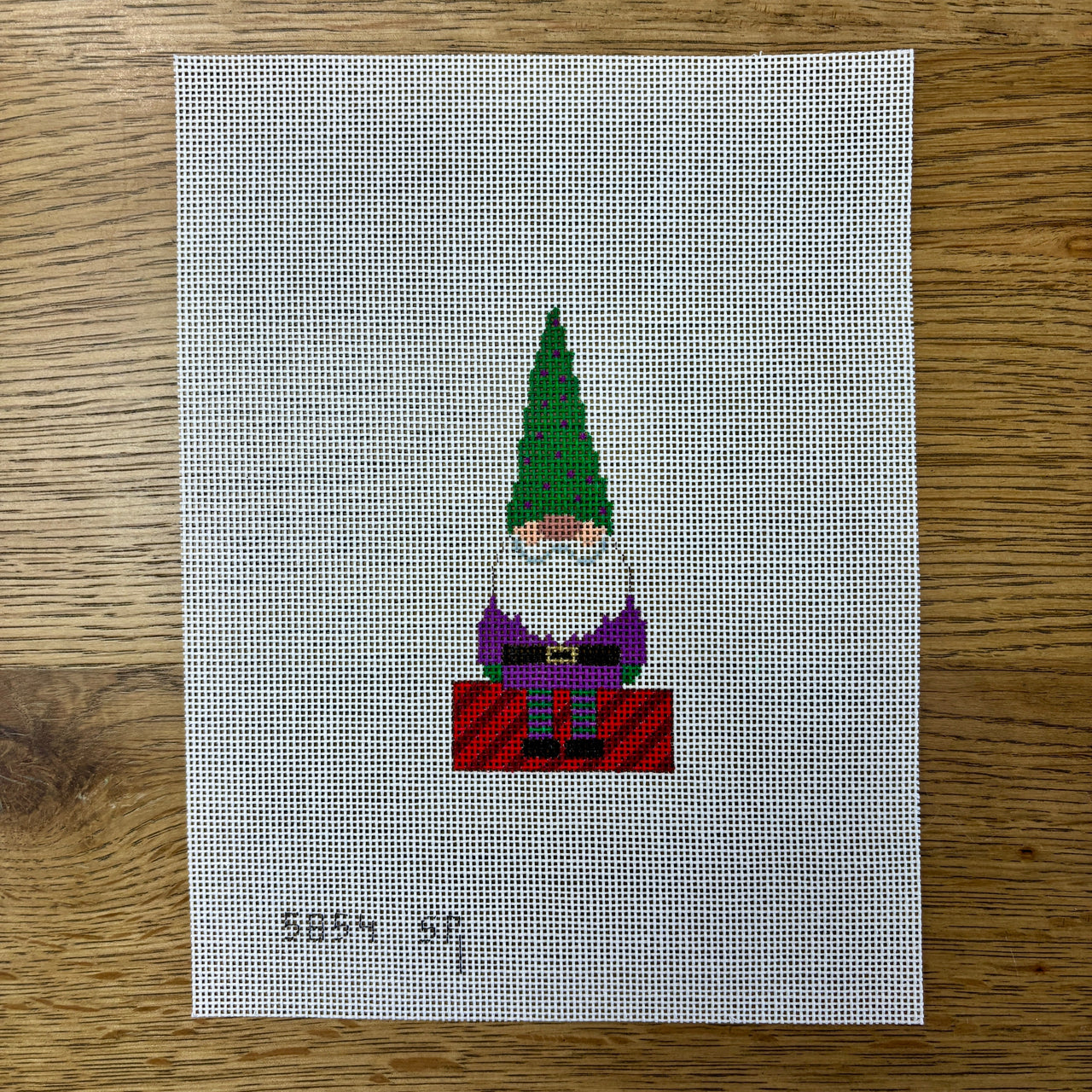 SR5854 Gnome with  Present, Ornament - TS