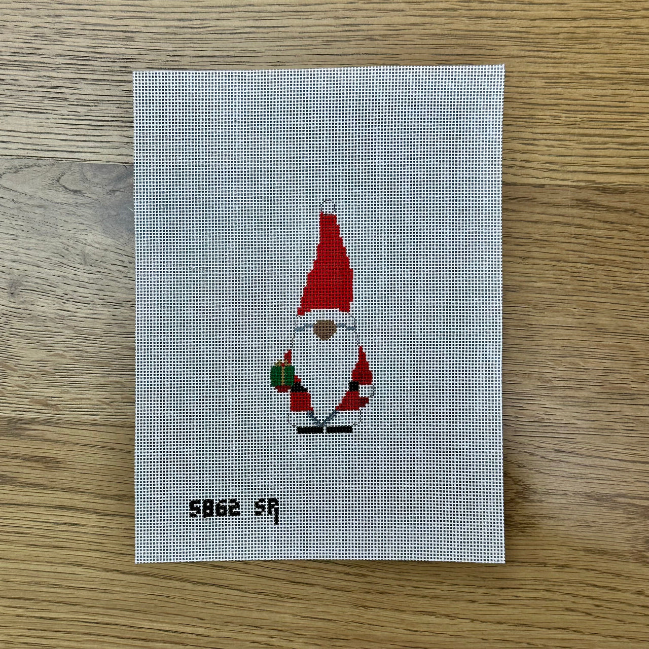 SR5862 Santa Gnome, Ornament - 18 mesh - TS