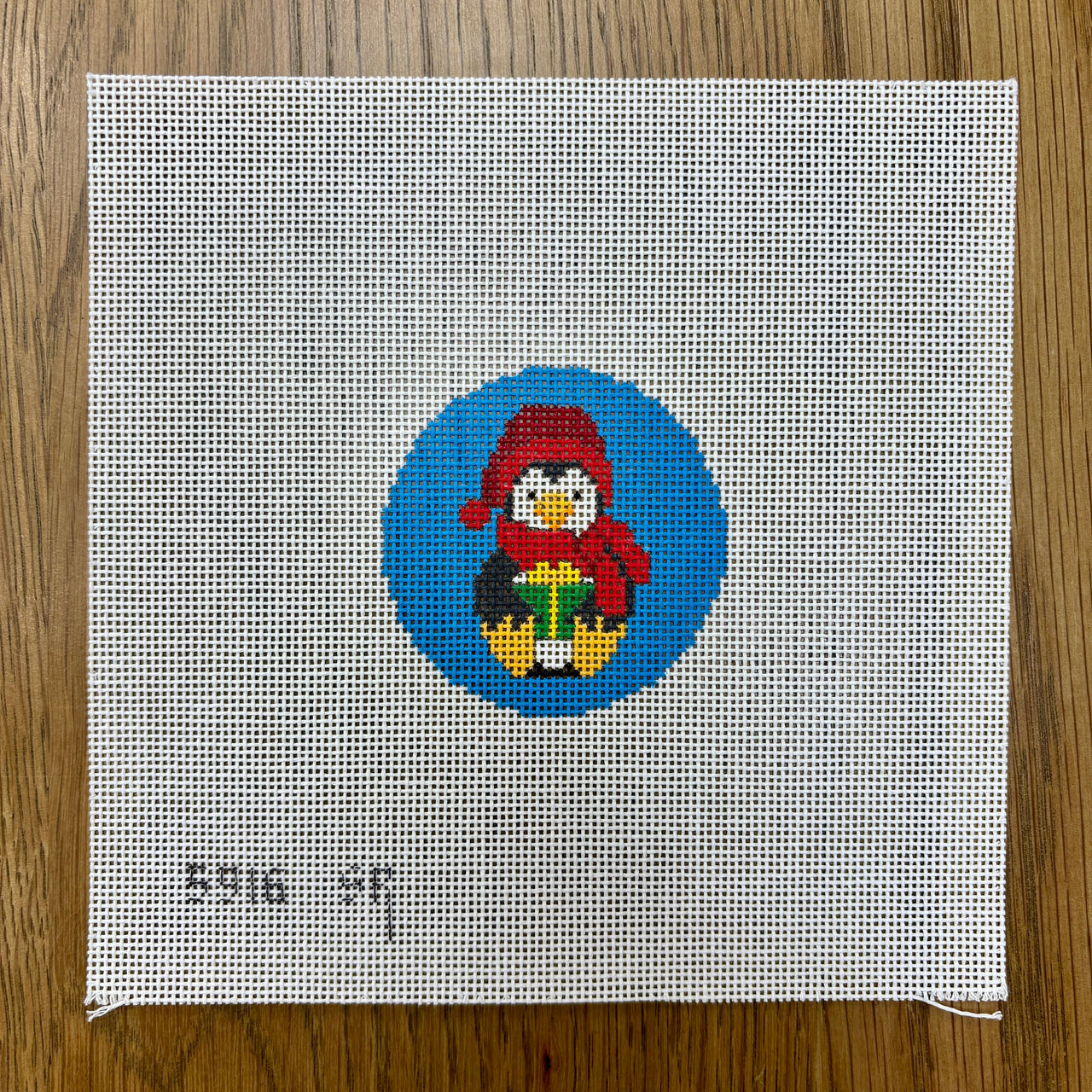 SR5916 Penguin with Gift, 2.5" Round - TS