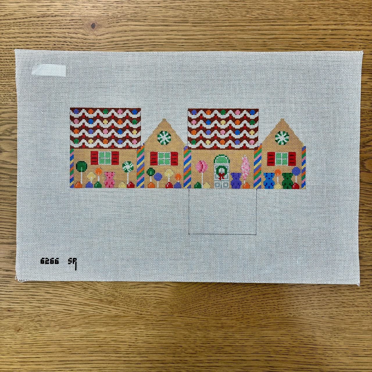 SR6266 Rainbow Candy and Gummy Bears, 3D Gingerbread House - 18 mesh - TS