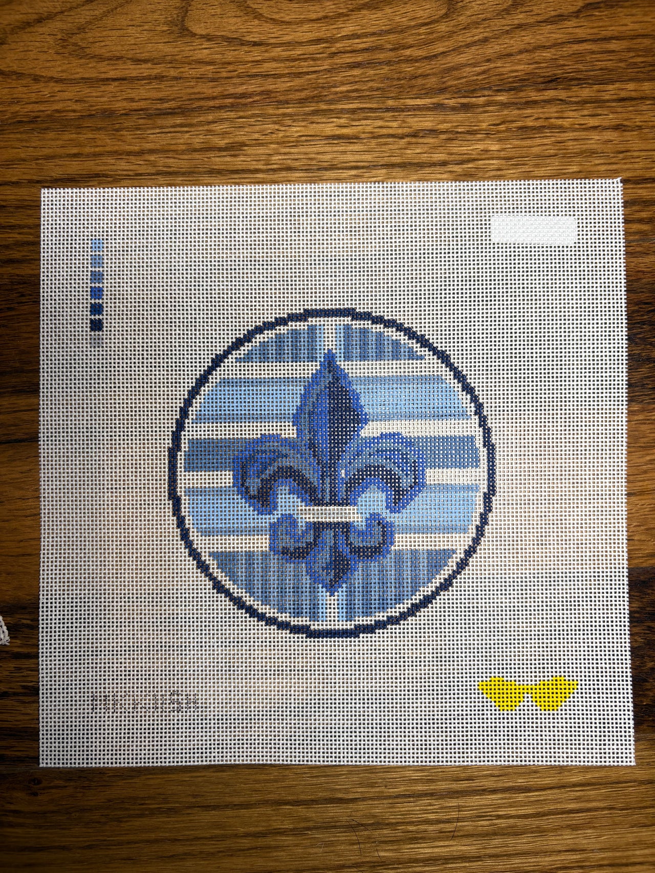 NKK115H Fleur de lis Round French Blue