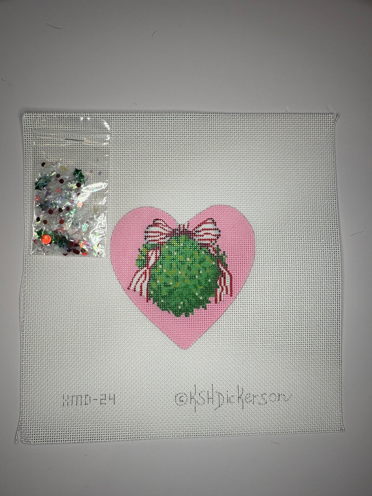 OMD-24 Kissing Ball on Pink with Glitter and Heart Dome