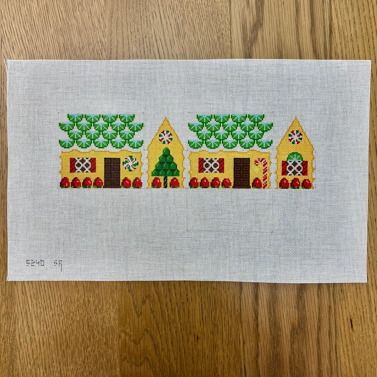 SR5240-18 Lime Slices and Strawberries, 3D Gingerbread House - 18 mesh - TS