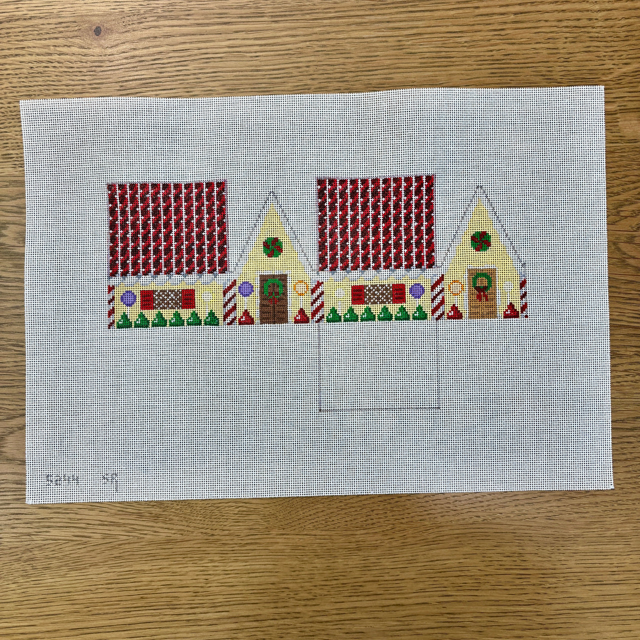 SR5244-18 Red Licorice and Chocolate, 3D Gingerbread House - 18 mesh - TS