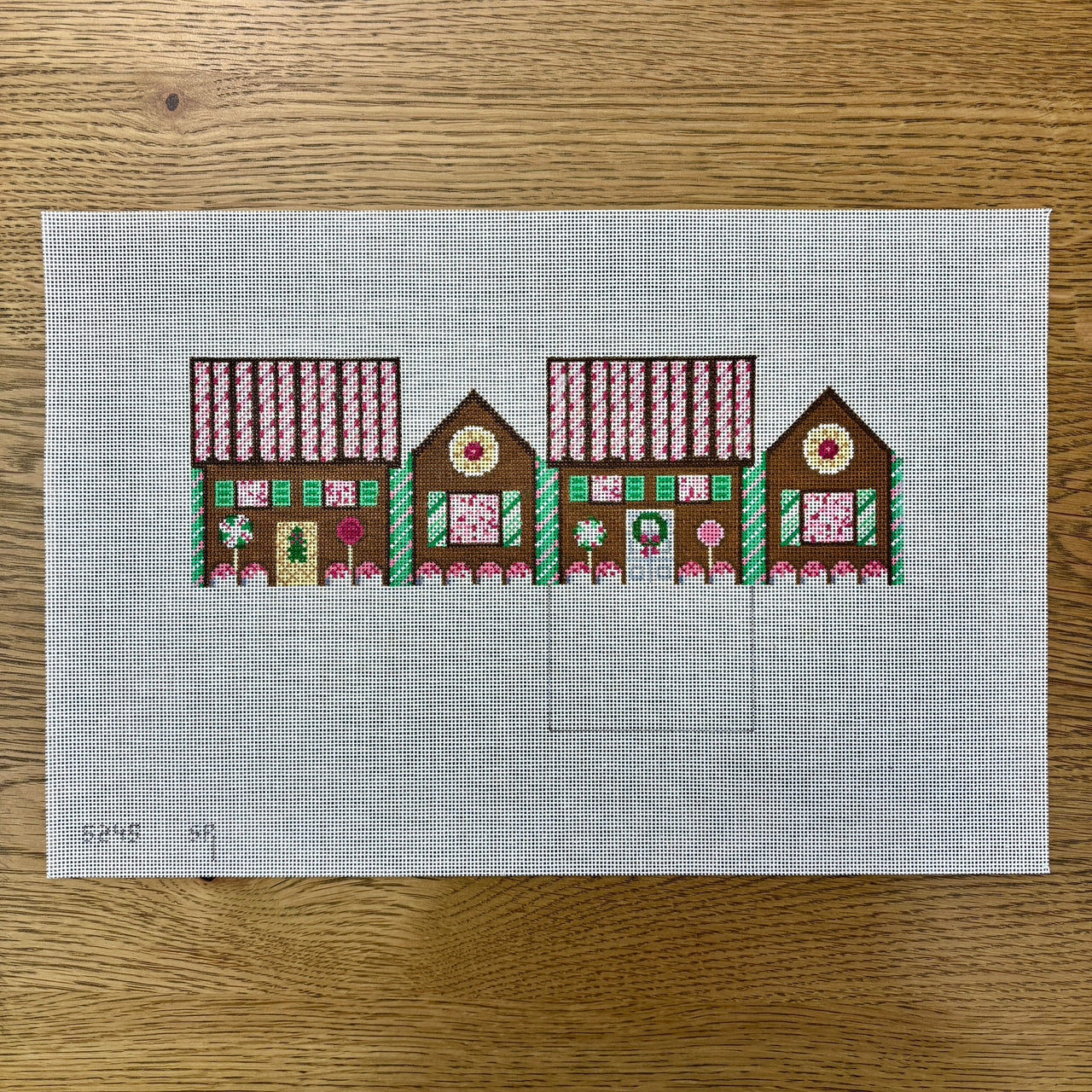 SR5245-18 Peppermint and Dark Chocolate, 3D Gingerbread House - 18 mesh - TS