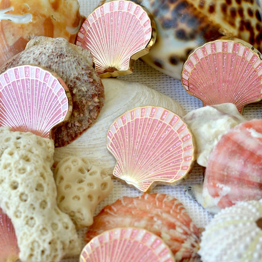 Pink Glitter Scallop Shell Needleminder - MKT